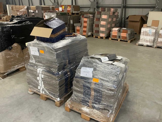 Legbordstellingen, kantoorinventaris en diversen - afbeelding 16 van  48