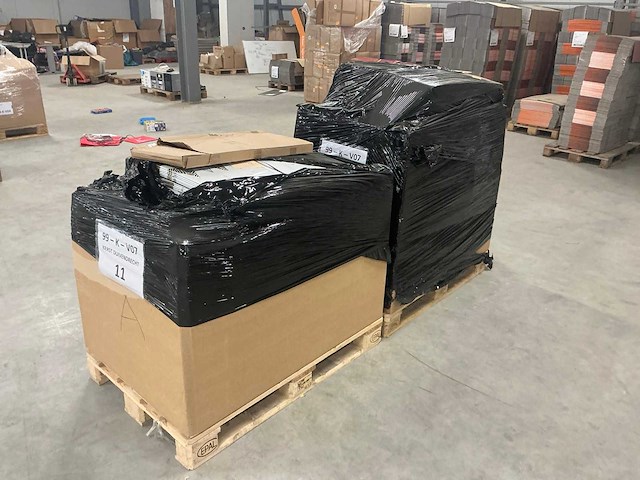 Legbordstellingen, kantoorinventaris en diversen - afbeelding 19 van  48