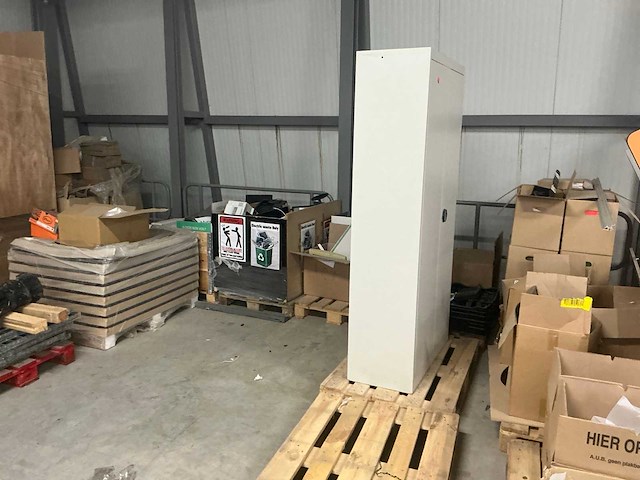 Legbordstellingen, kantoorinventaris en diversen - afbeelding 20 van  48