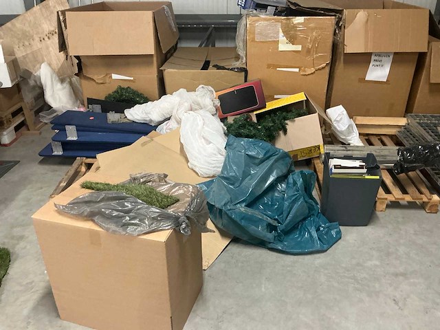 Legbordstellingen, kantoorinventaris en diversen - afbeelding 22 van  48