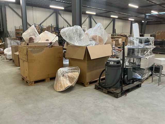 Legbordstellingen, kantoorinventaris en diversen - afbeelding 12 van  48