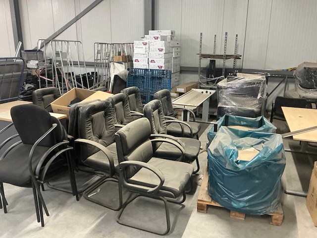 Legbordstellingen, kantoorinventaris en diversen - afbeelding 25 van  48