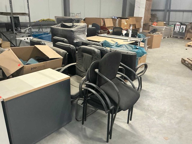 Legbordstellingen, kantoorinventaris en diversen - afbeelding 27 van  48