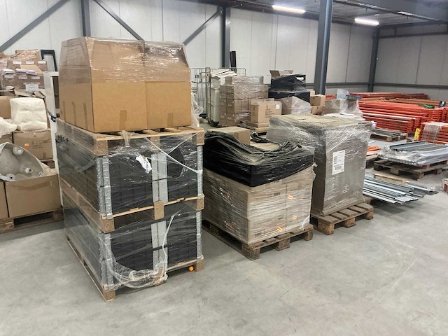 Legbordstellingen, kantoorinventaris en diversen - afbeelding 28 van  48