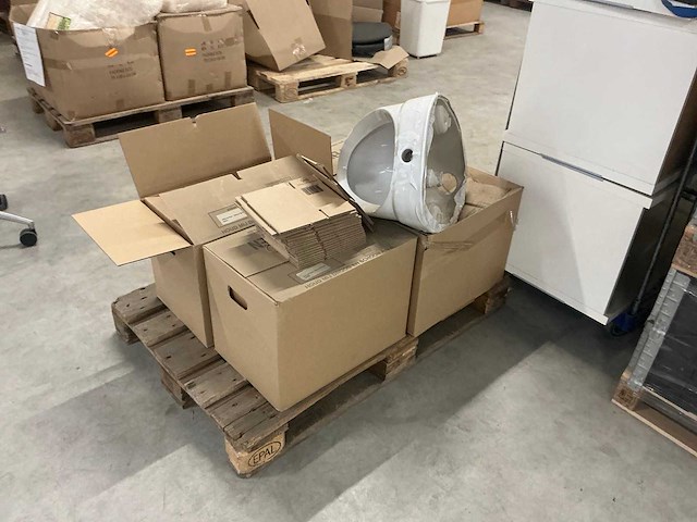 Legbordstellingen, kantoorinventaris en diversen - afbeelding 29 van  48