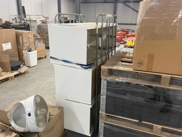 Legbordstellingen, kantoorinventaris en diversen - afbeelding 30 van  48