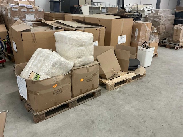 Legbordstellingen, kantoorinventaris en diversen - afbeelding 32 van  48