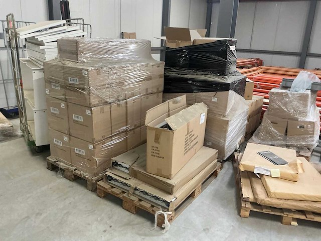 Legbordstellingen, kantoorinventaris en diversen - afbeelding 33 van  48