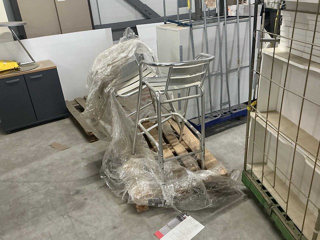 Legbordstellingen, kantoorinventaris en diversen - afbeelding 35 van  48