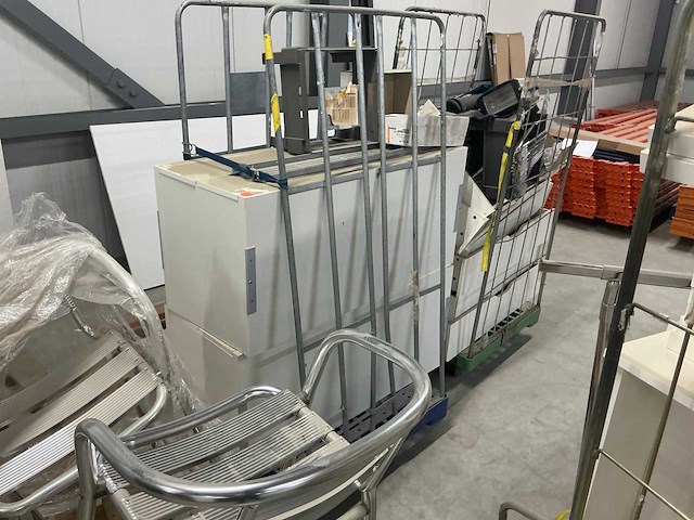 Legbordstellingen, kantoorinventaris en diversen - afbeelding 36 van  48