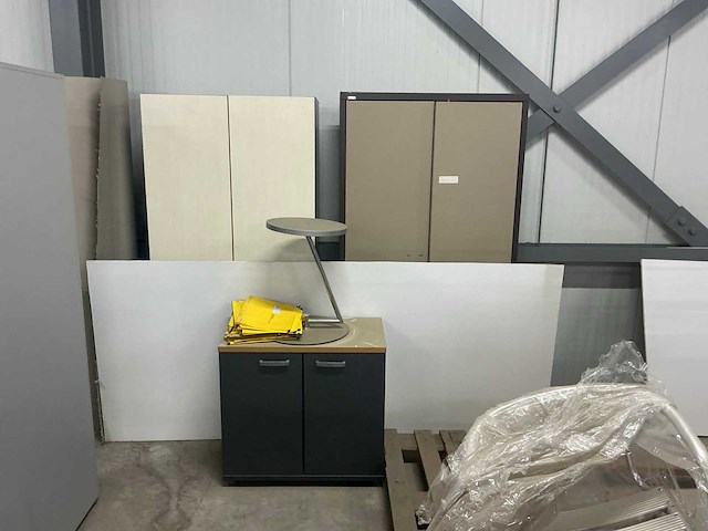 Legbordstellingen, kantoorinventaris en diversen - afbeelding 37 van  48