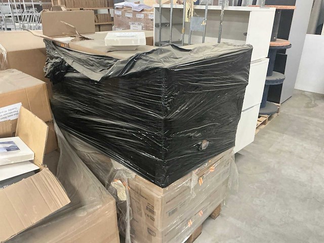 Legbordstellingen, kantoorinventaris en diversen - afbeelding 39 van  48