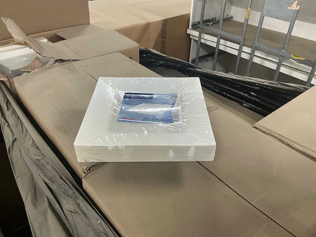 Legbordstellingen, kantoorinventaris en diversen - afbeelding 40 van  48