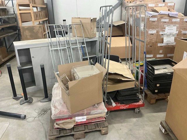 Legbordstellingen, kantoorinventaris en diversen - afbeelding 41 van  48