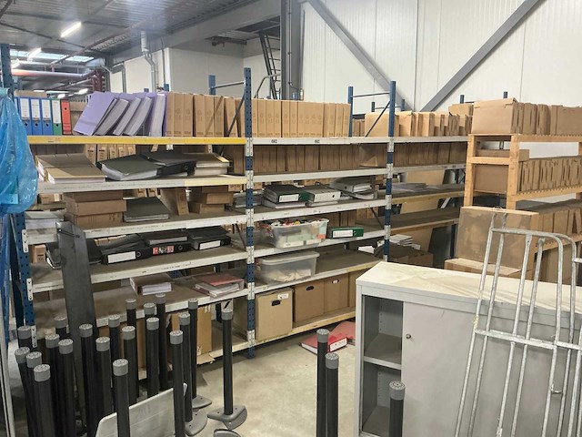 Legbordstellingen, kantoorinventaris en diversen - afbeelding 42 van  48