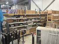 Legbordstellingen, kantoorinventaris en diversen - afbeelding 42 van  48