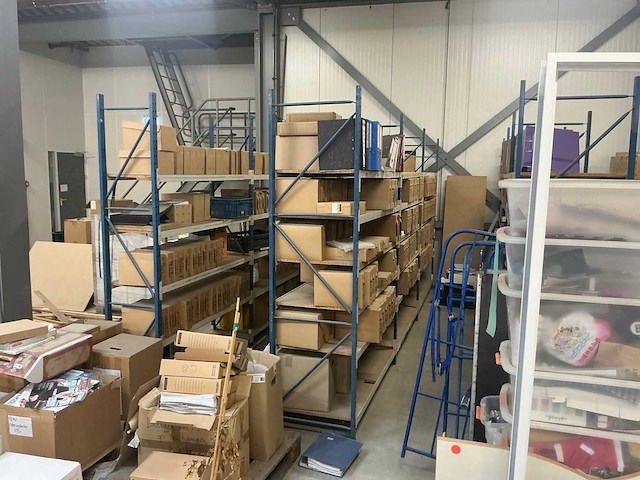 Legbordstellingen, kantoorinventaris en diversen - afbeelding 43 van  48