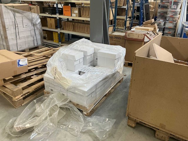 Legbordstellingen, kantoorinventaris en diversen - afbeelding 44 van  48