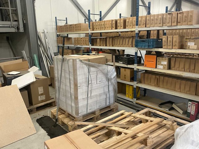 Legbordstellingen, kantoorinventaris en diversen - afbeelding 45 van  48