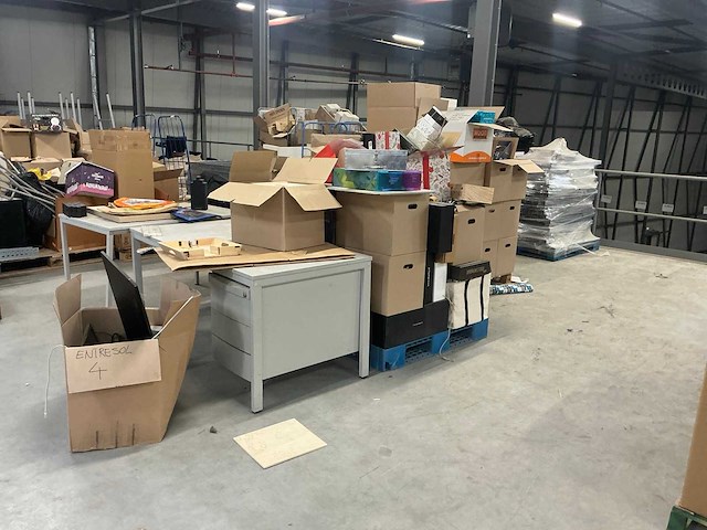 Legbordstellingen, kantoorinventaris en diversen - afbeelding 48 van  48