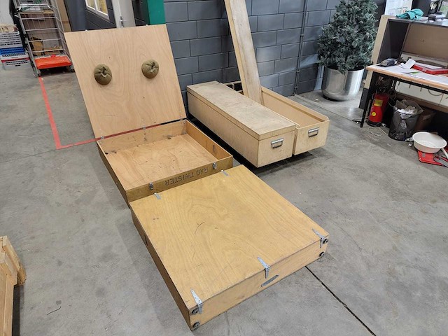 Lege kisten - afbeelding 1 van  4
