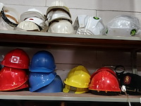 Legerkisten, beroepsschoenen/petten, helmen - afbeelding 1 van  9