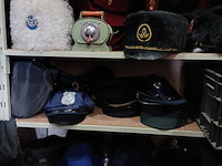 Legerkisten, beroepsschoenen/petten, helmen - afbeelding 2 van  9