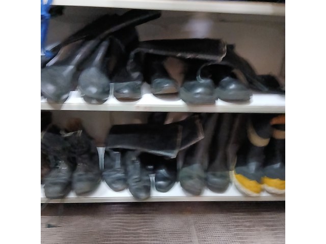 Legerkisten, beroepsschoenen/petten, helmen - afbeelding 3 van  9