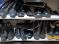 Legerkisten, beroepsschoenen/petten, helmen - afbeelding 3 van  9