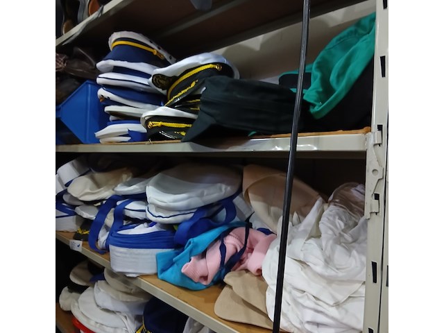 Legerkisten, beroepsschoenen/petten, helmen - afbeelding 5 van  9