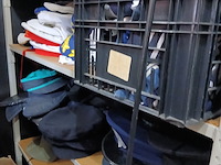 Legerkisten, beroepsschoenen/petten, helmen - afbeelding 6 van  9