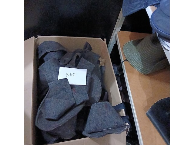 Legerkisten, beroepsschoenen/petten, helmen - afbeelding 7 van  9