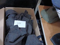 Legerkisten, beroepsschoenen/petten, helmen - afbeelding 7 van  9