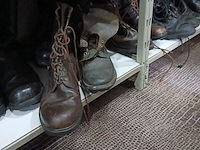 Legerkisten, beroepsschoenen/petten, helmen - afbeelding 9 van  9