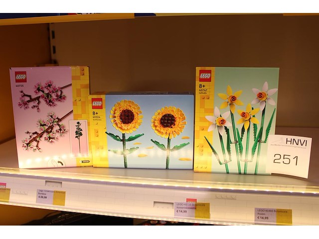 Lego bloemen cherry blossom, sunflower en daffodils. - afbeelding 1 van  1