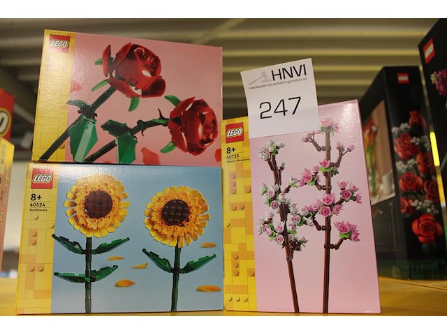 Lego bloemen cherry blossom, sunflower en roses. - afbeelding 1 van  1