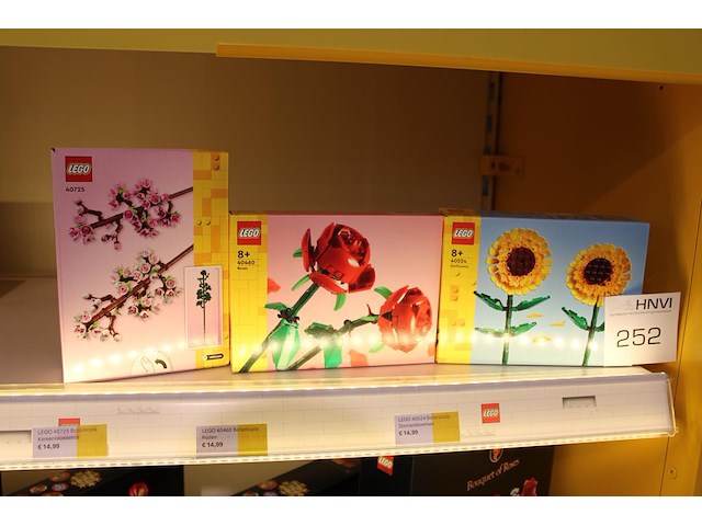 Lego bloemen cherry blossom, sunflower en roses. - afbeelding 1 van  1