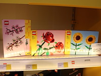 Lego bloemen cherry blossom, sunflower en roses. - afbeelding 1 van  1