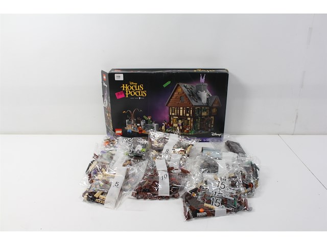 Lego disney hocus pocus: de sanderson sisters' cottage 21341 - afbeelding 2 van  3