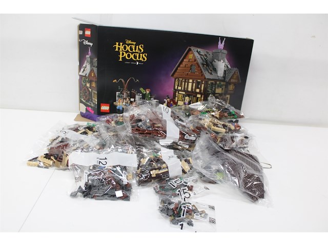 Lego disney hocus pocus: de sanderson sisters' cottage - afbeelding 2 van  3