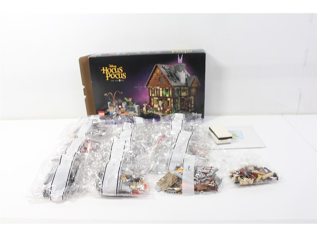 Lego disney hocus pocus: de sanderson sisters' cottage - afbeelding 2 van  3