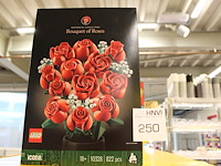 Lego icons bouquet of roses. - afbeelding 1 van  2