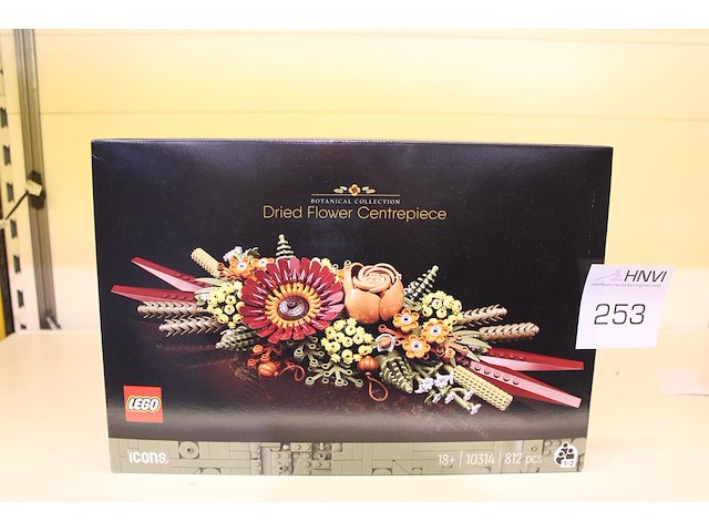 Lego icons dried flower centrepiece. - afbeelding 1 van  1