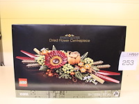 Lego icons dried flower centrepiece. - afbeelding 1 van  1