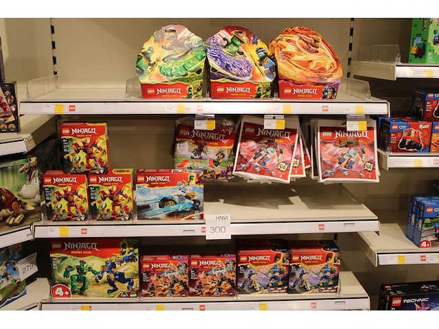 Lego ninjago op drie schappen, totaal 63 verpakkingen. - afbeelding 1 van  7
