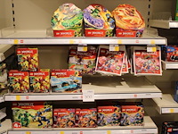 Lego ninjago op drie schappen, totaal 63 verpakkingen. - afbeelding 1 van  7