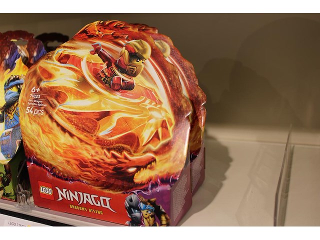 Lego ninjago op drie schappen, totaal 63 verpakkingen. - afbeelding 2 van  7