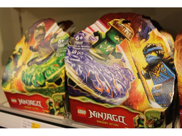 Lego ninjago op drie schappen, totaal 63 verpakkingen. - afbeelding 3 van  7