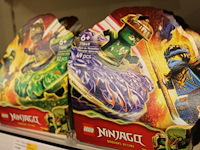Lego ninjago op drie schappen, totaal 63 verpakkingen. - afbeelding 3 van  7