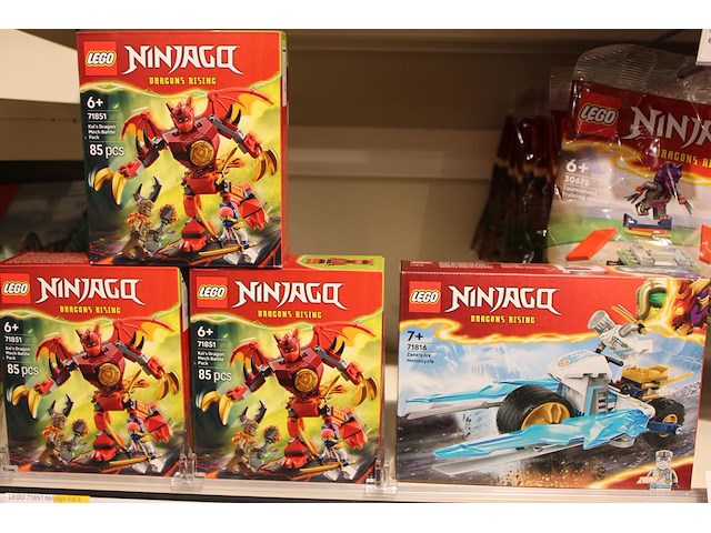 Lego ninjago op drie schappen, totaal 63 verpakkingen. - afbeelding 4 van  7